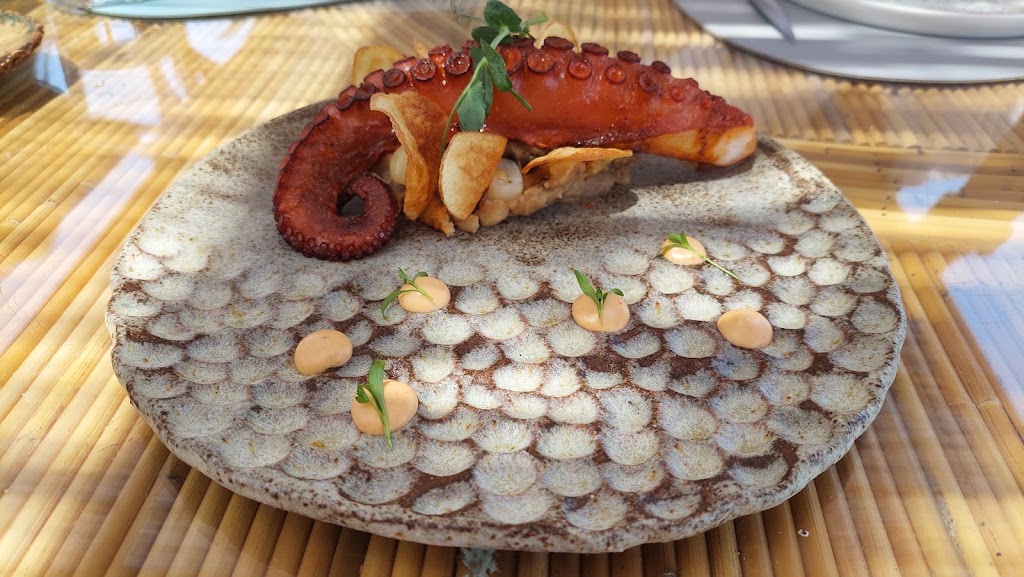 Riela Social Club — Comida y bebida