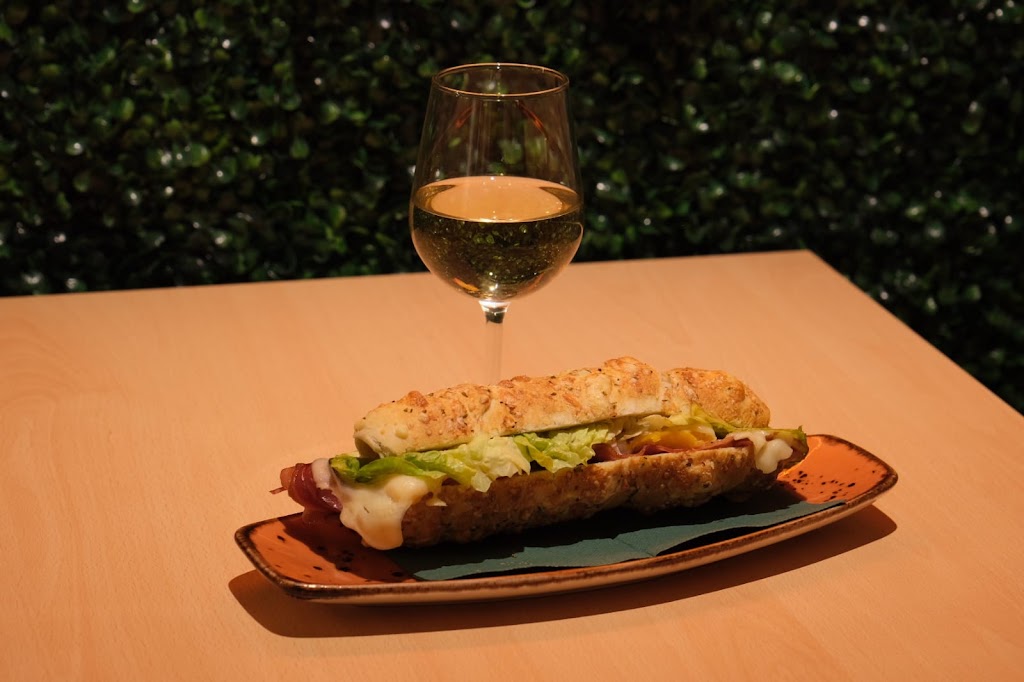 Parelos Cafe Bar — Comida y bebida