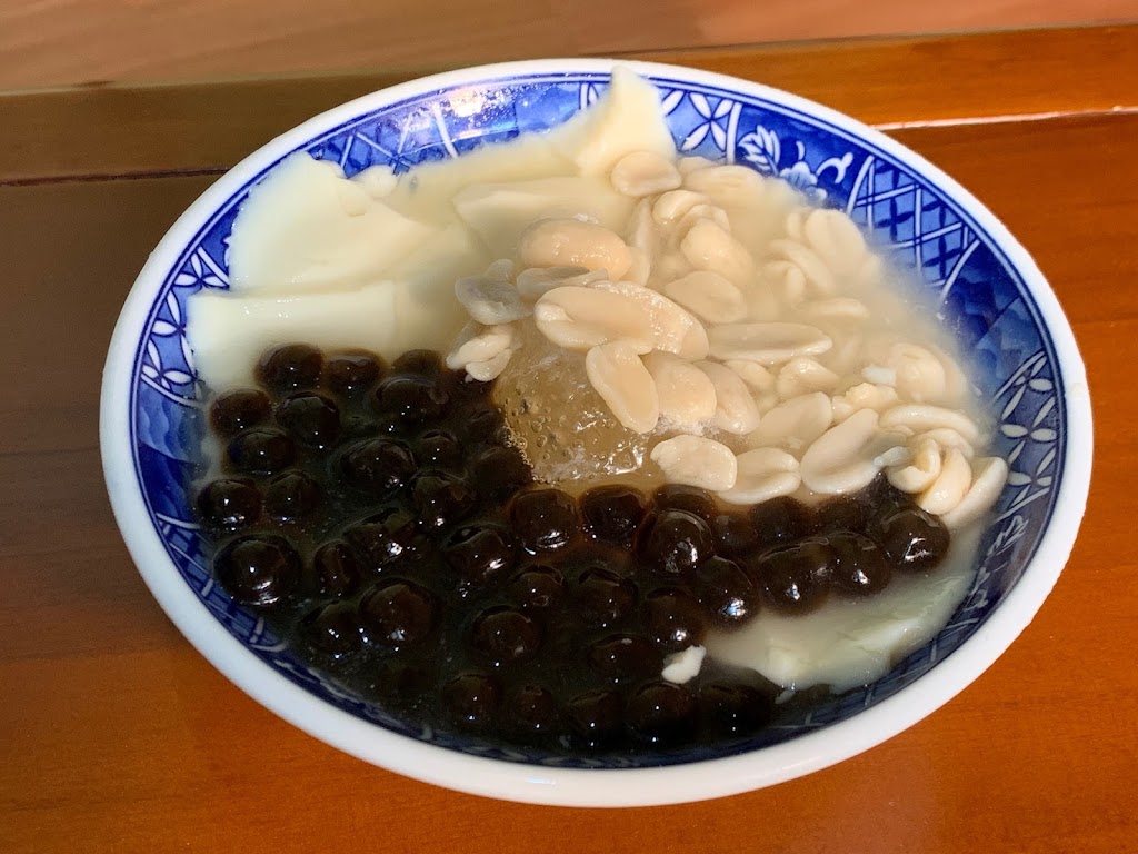 南港刨冰小吃（ 豆花、刨冰、現泡台灣茶、臭豆腐、蚵仔煎、木瓜牛奶、綠豆沙牛奶） 的照片