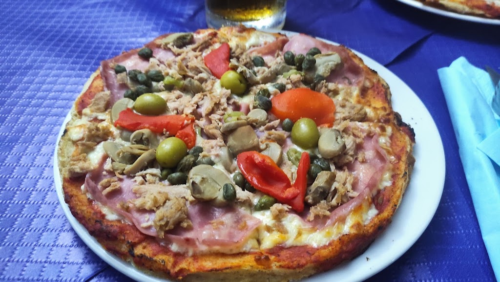 Pizzeria Carlota — Comida y bebida
