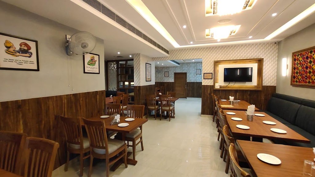 Makhan Fish And Chicken Hut Amritsar Old And Famous Makhan Fish From Lawrence Road