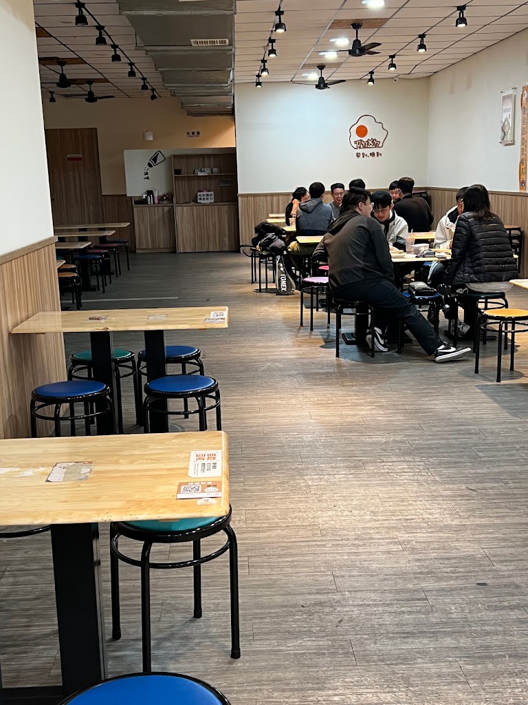 早到晚到-東海店 ｜台中宵夜｜西屯宵夜｜宵夜首選｜人氣美食｜炒泡麵｜三明治｜漢堡｜咖喱飯｜鍋燒麵｜吐司厚片｜炸物｜小點心 的照片