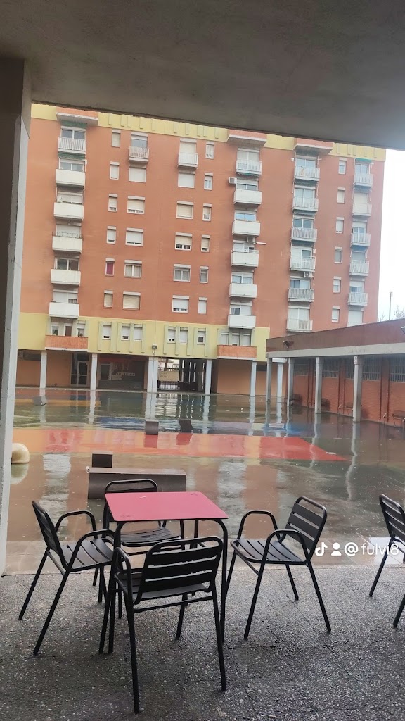 Bar cafeteria can monic