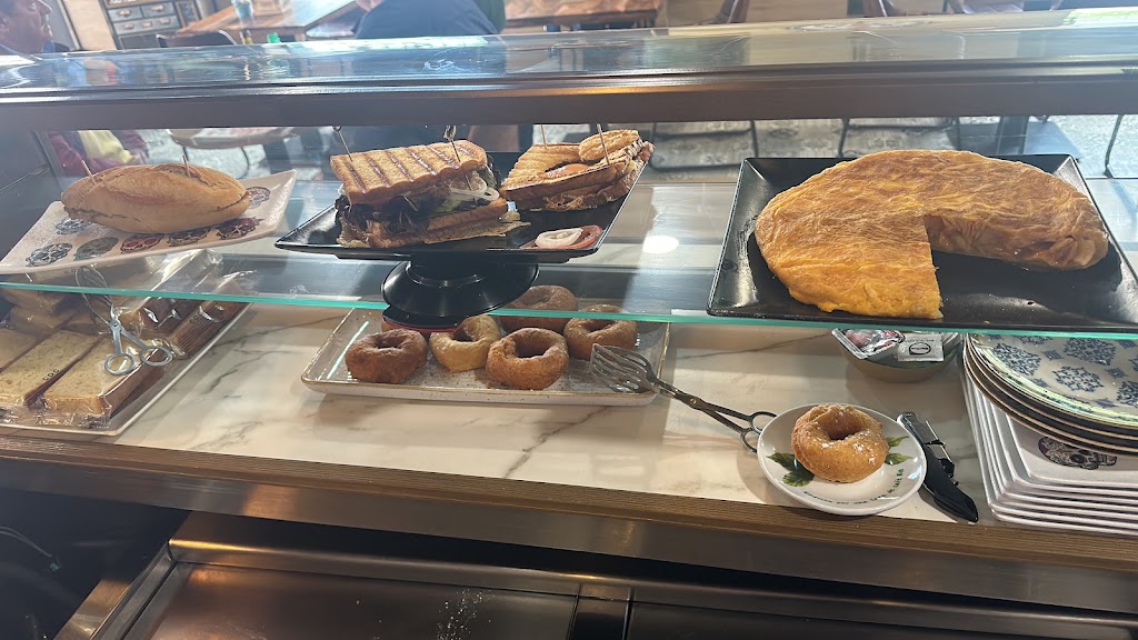 Cafeteria 3 canos — Comida y bebida