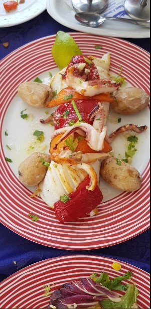 Restaurante Velero Casa Antonio — Comida y bebida