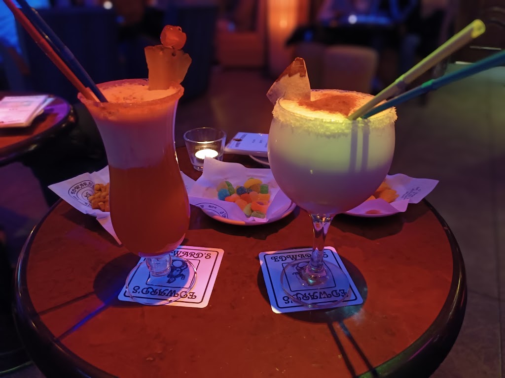 Bar Edward's — Comida y bebida