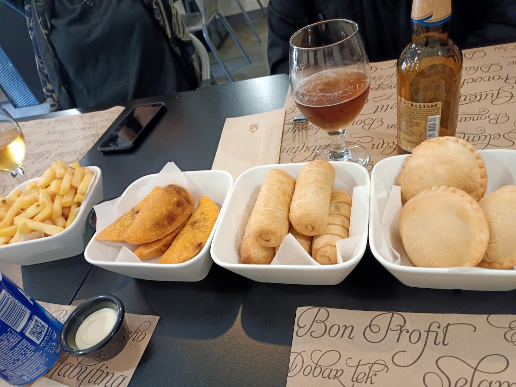 Laro Cafe-Restaurante Venezolano — Empanada