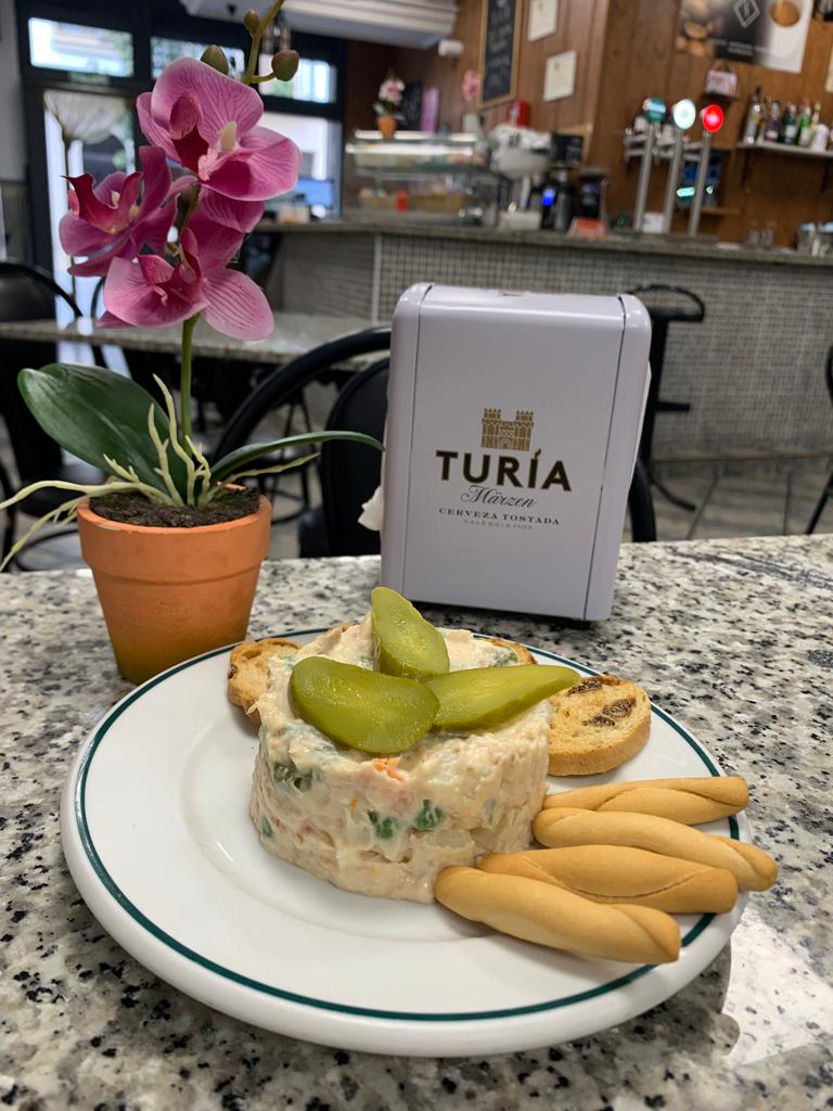 Cafeteria Taperia zoe — Comida y bebida