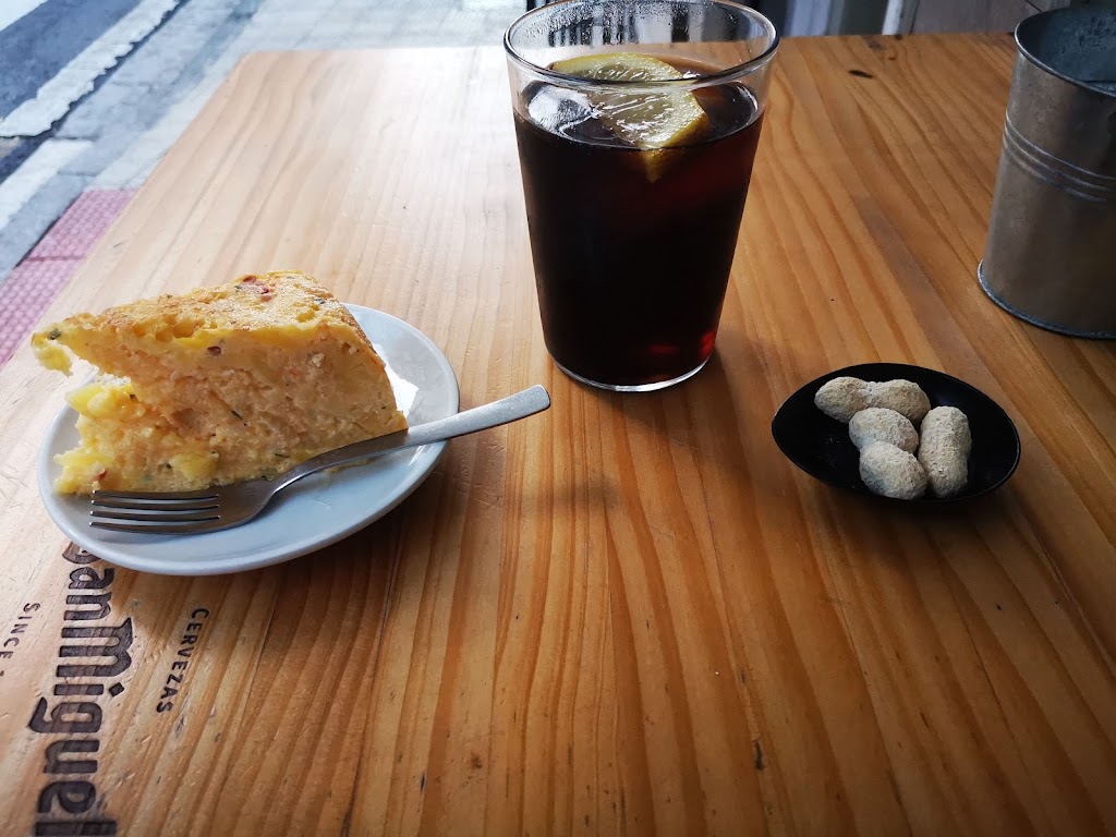 Bar Lusitano — Comida y bebida