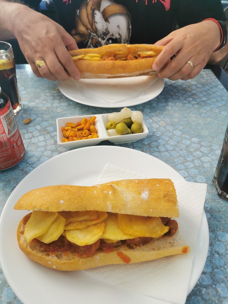 Cafeteria Bocateria Nou Xesus — Comida y bebida