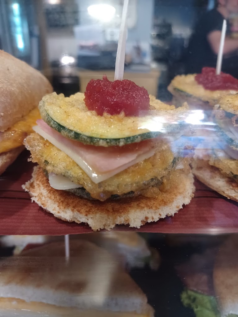Cafeteria Irrintzi Berria — Comida y bebida