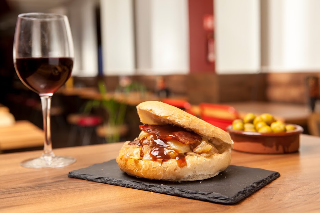 Champanillo Cardedeu — Comida y bebida