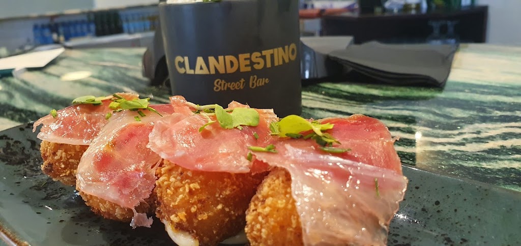 Clandestino Street Bar — Comida y bebida