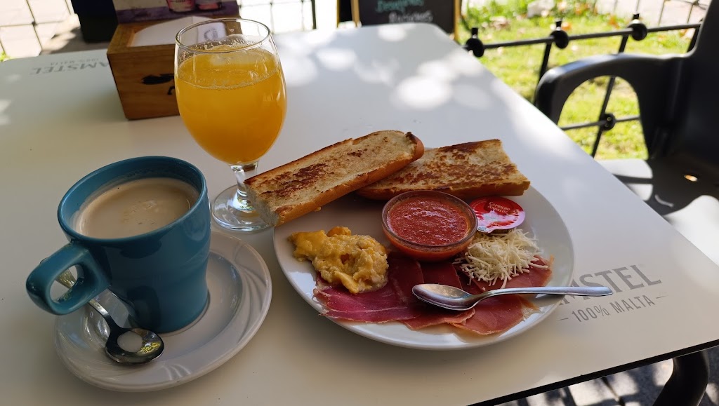 Cafeteria Eiffel Cerveceria — Comida y bebida