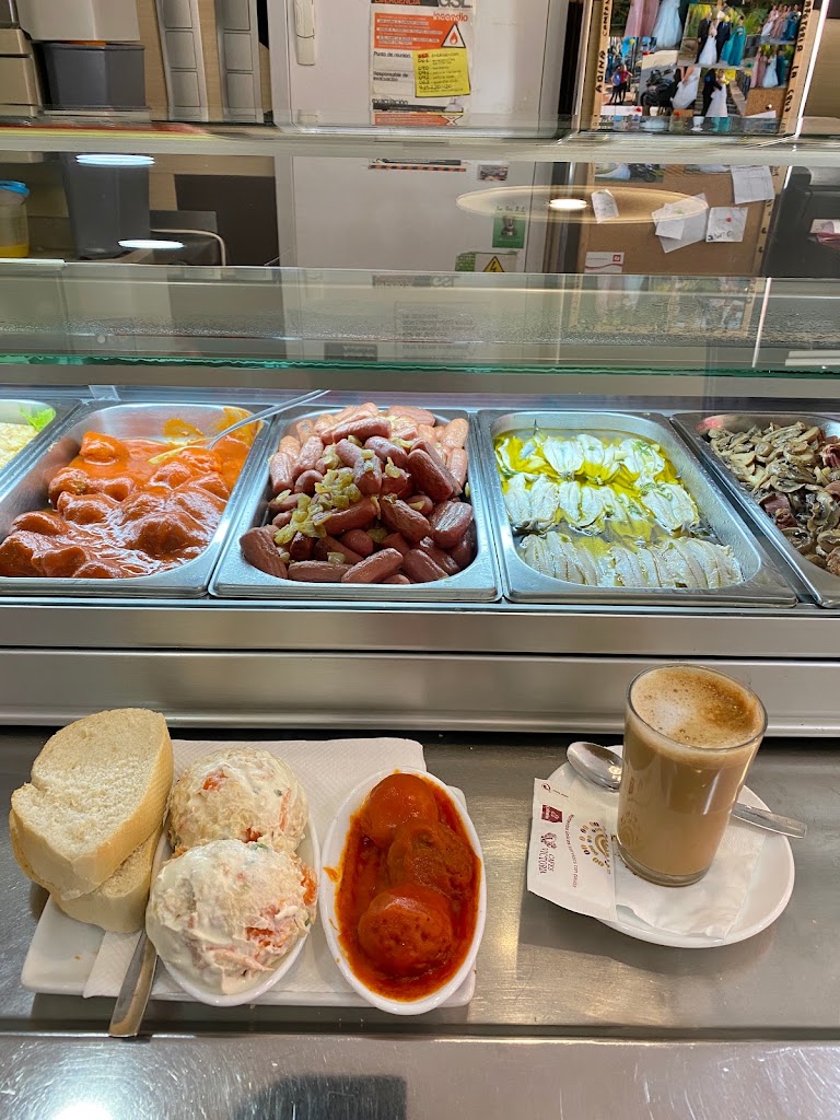 Cafeteria La Cruz — Comida y bebida