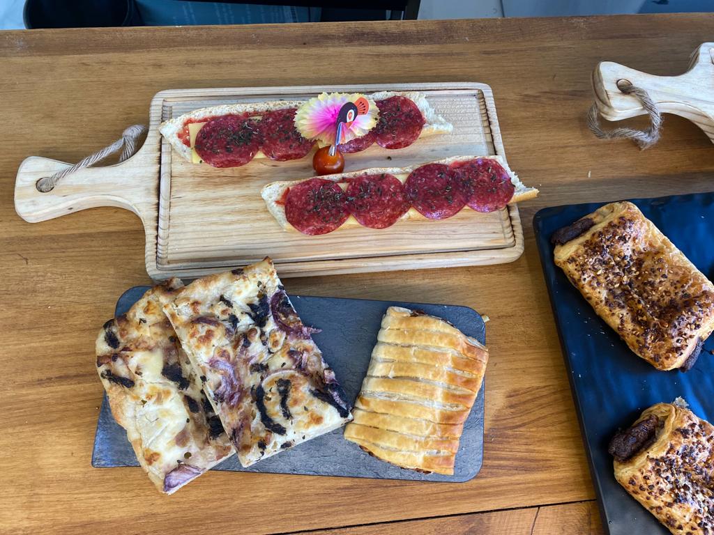 LENA - Cafe & Bakery — Comida y bebida