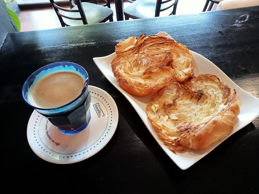 Marea Cafe Y Bar — Comida y bebida
