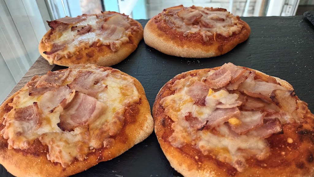 CAFETERIA-PANADERIA SALAS. — Comida y bebida