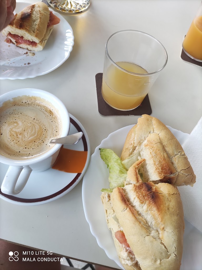 Bar Cafeteria la Luna — Comida y bebida