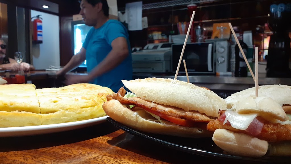 BAR FRUNIZ — Comida y bebida