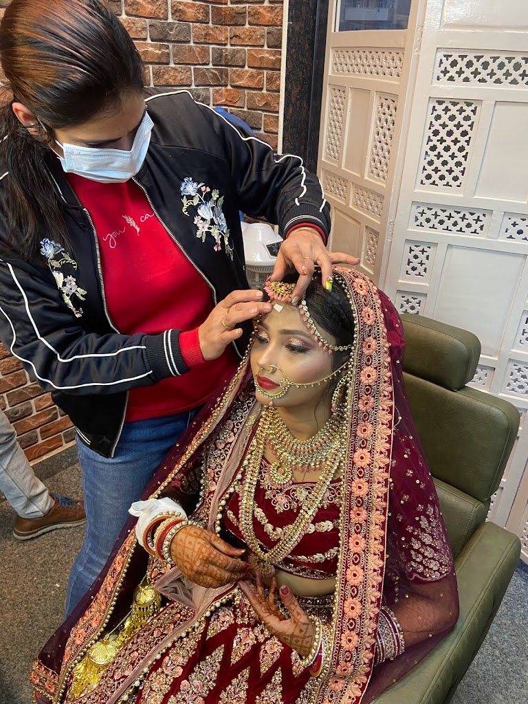 Looks Parlour Home Service Also Available In All Gurgaon