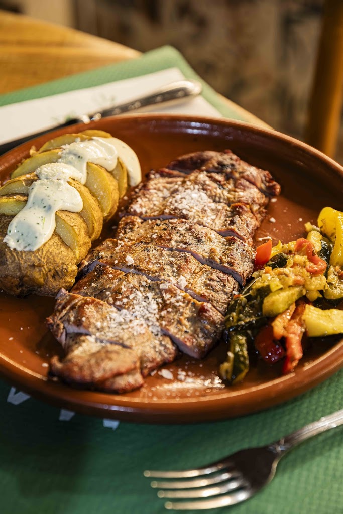 Abrasador El Cortijo La Martina — Comida y bebida