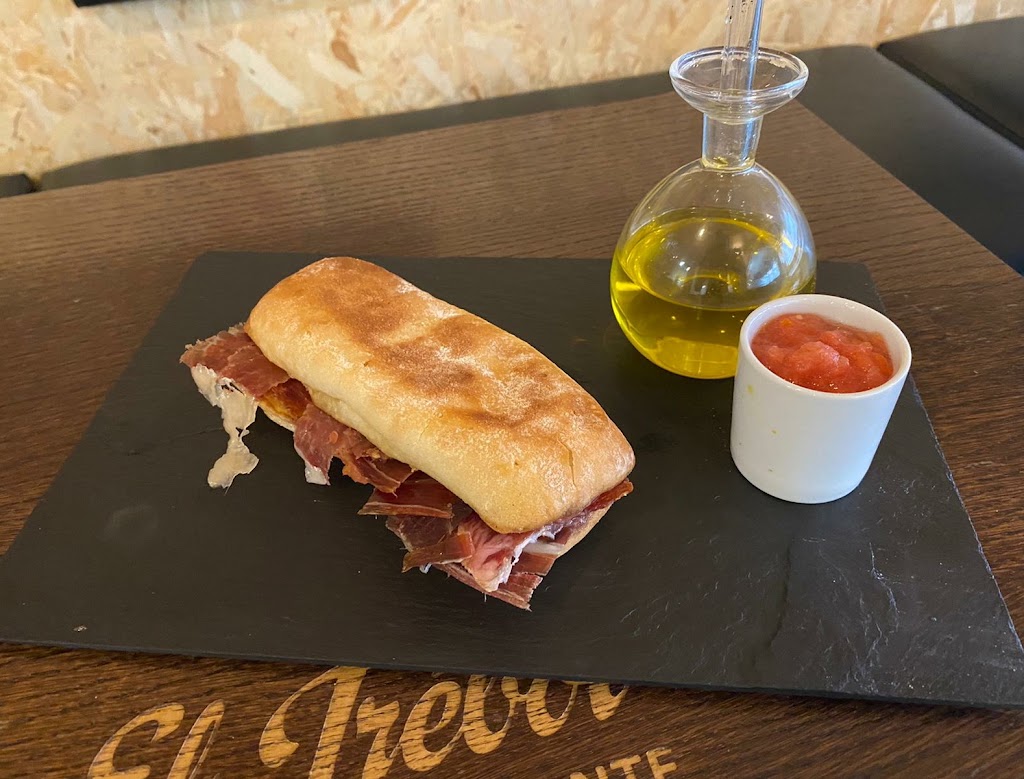 El Trebol Restaurante — Comida y bebida