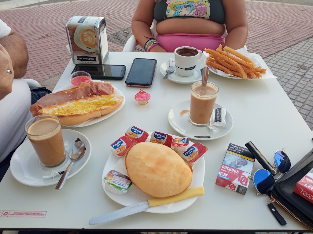 Cafe - Bar Churreria El 4.4 II — Comida y bebida