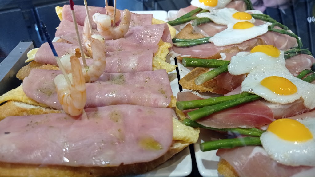 Kontinental Bar-Cafeteria — Comida y bebida