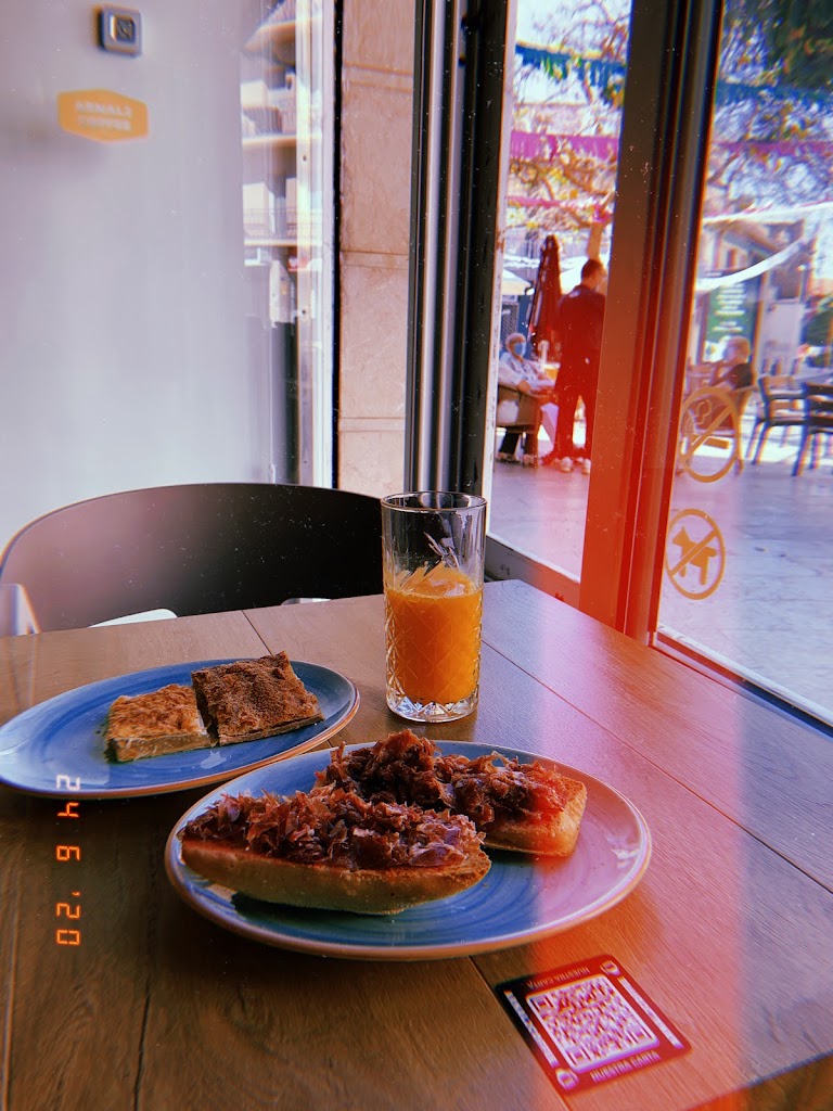 Arnal2 Coffee — Comida y bebida