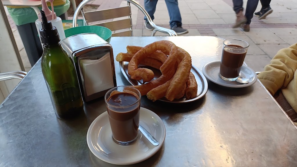 Cafeteria Churreria Hidalbe — Comida y bebida