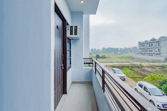 Oyo 77497Hotel White House