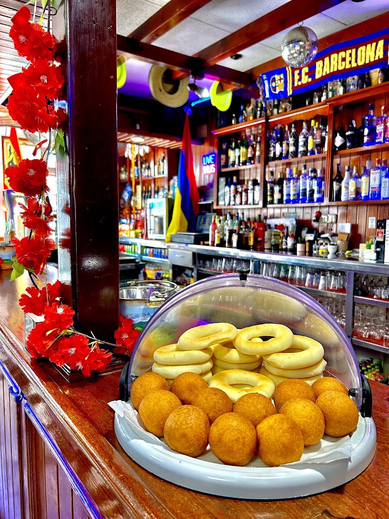 Cafe Bar Aqui — Comida y bebida