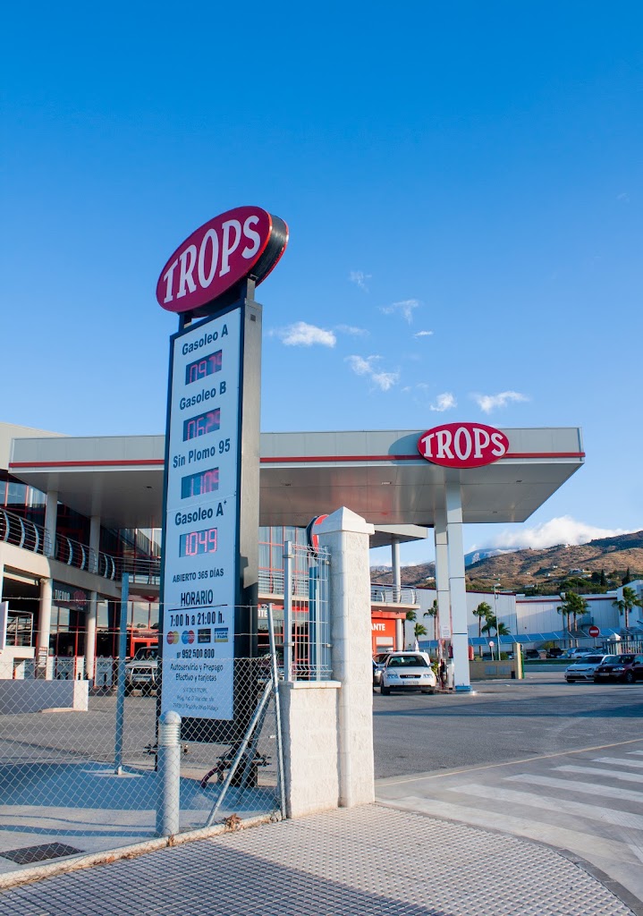 Gasolinera Trops — Exterior