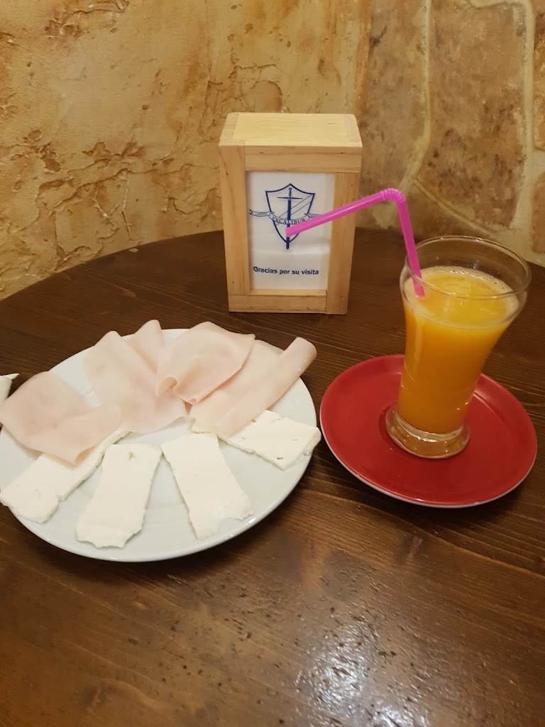 CAFETERIA EXCALIBUR — Comida y bebida