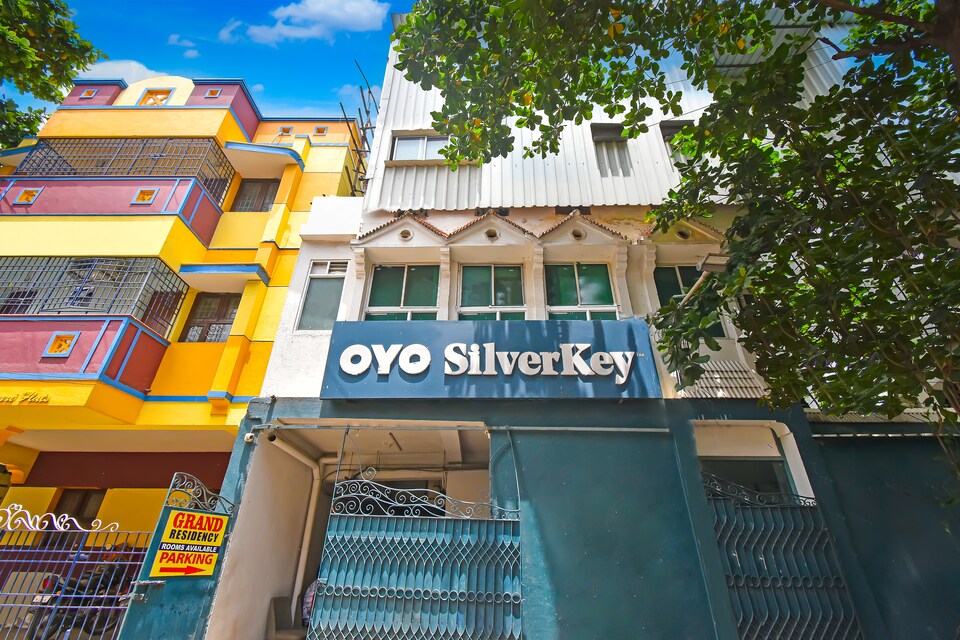 Oyo Flagship Grand Residency Near Kasi Talkies