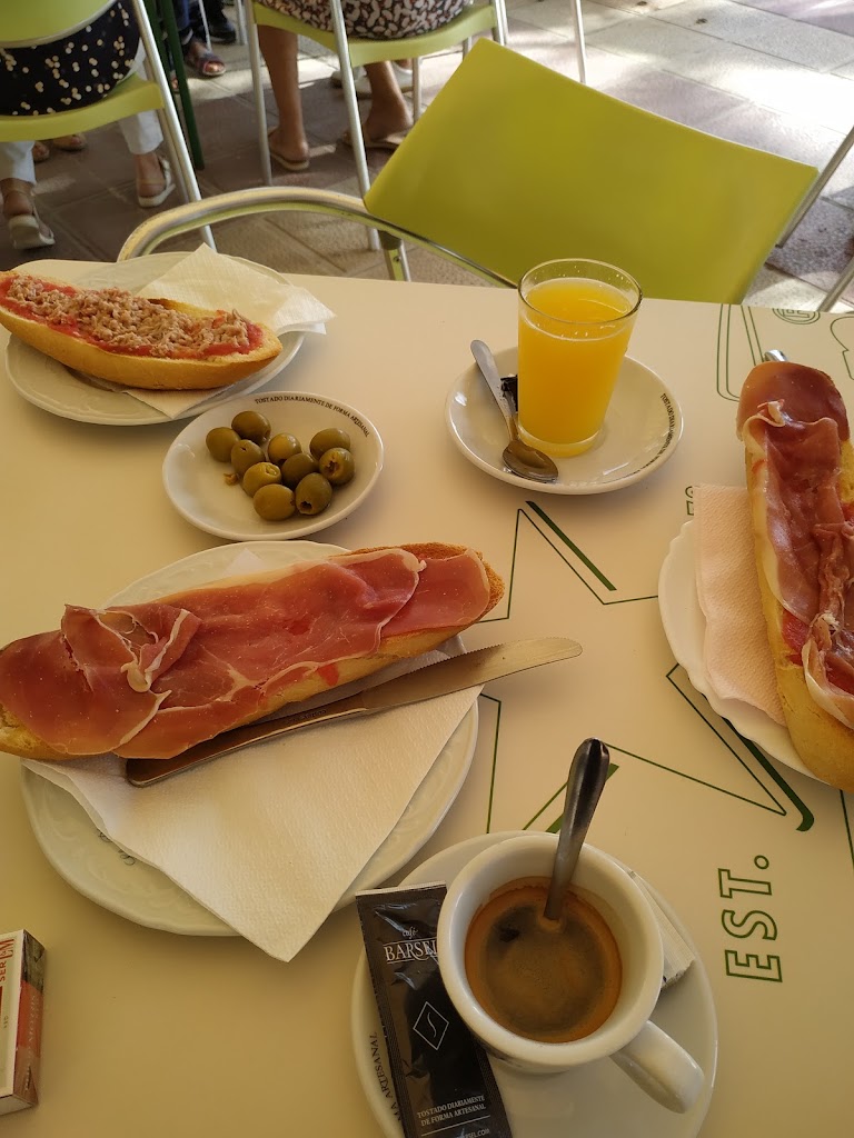 Cafeteria El Blanquet — Comida y bebida
