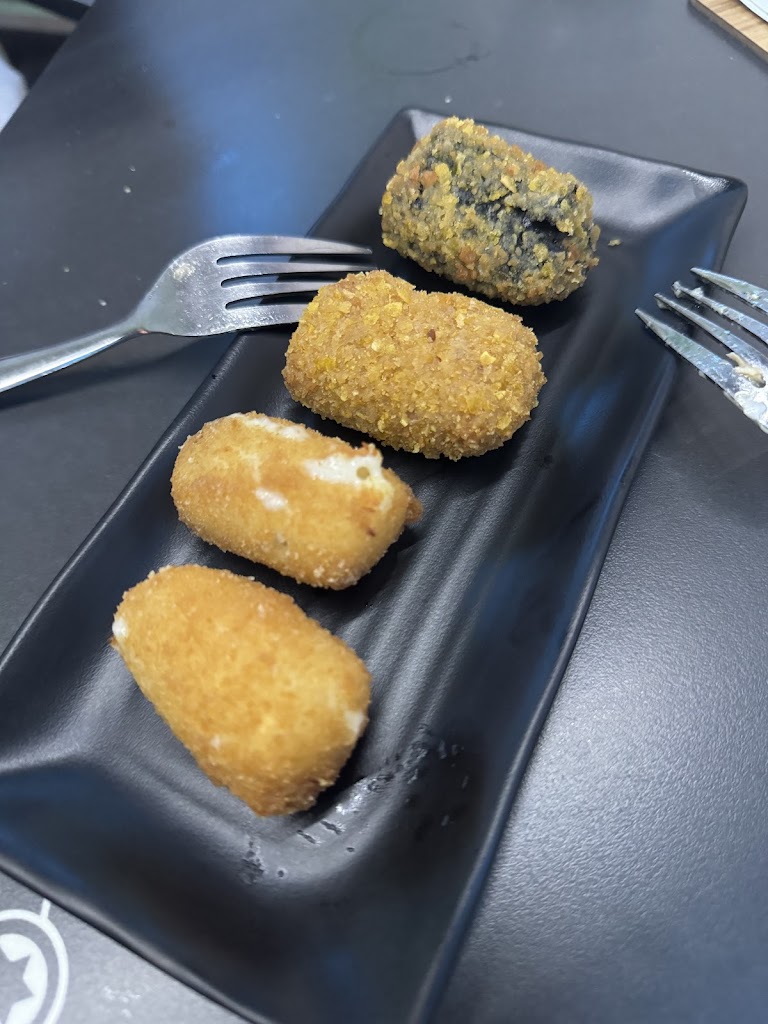 Mediwa Bar — Comida y bebida