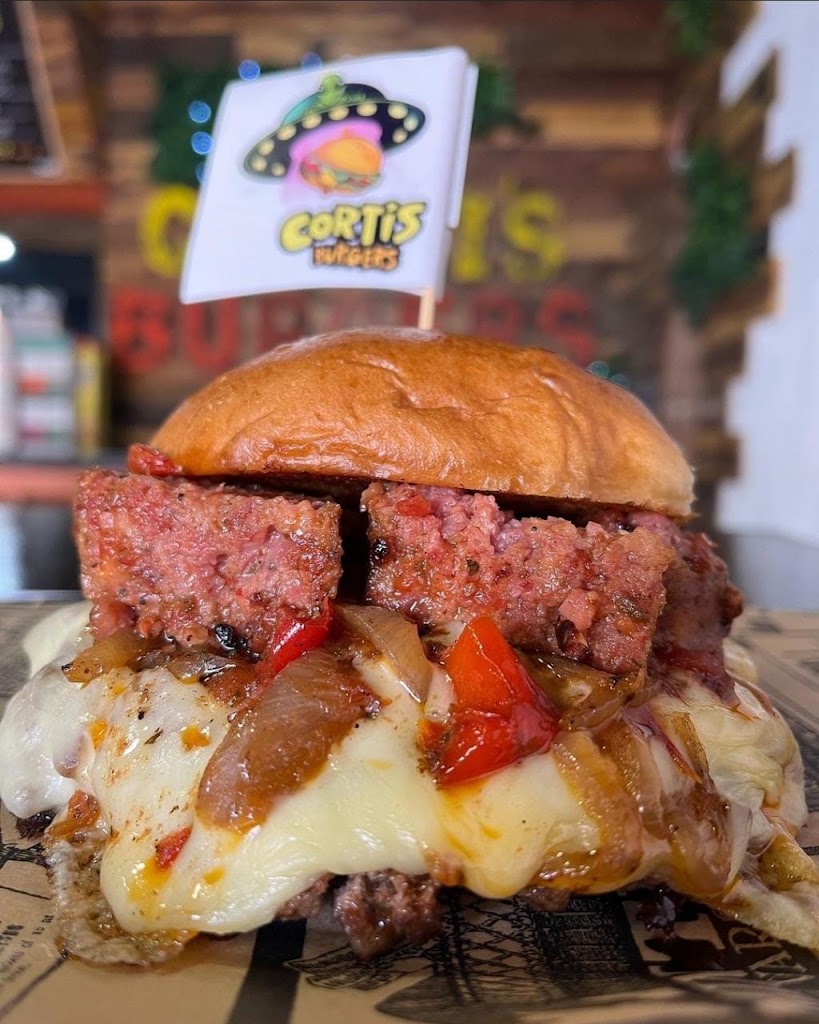Cortis Burgers — Comida y bebida