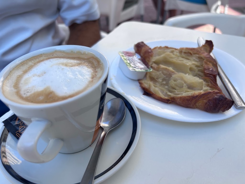 CA IRENE CAFETERIA — Comida y bebida