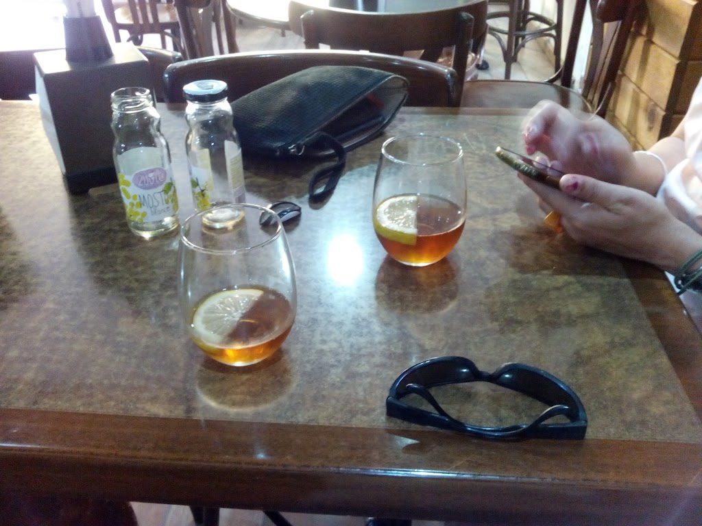 Bar Vinte de Abril — Comida y bebida