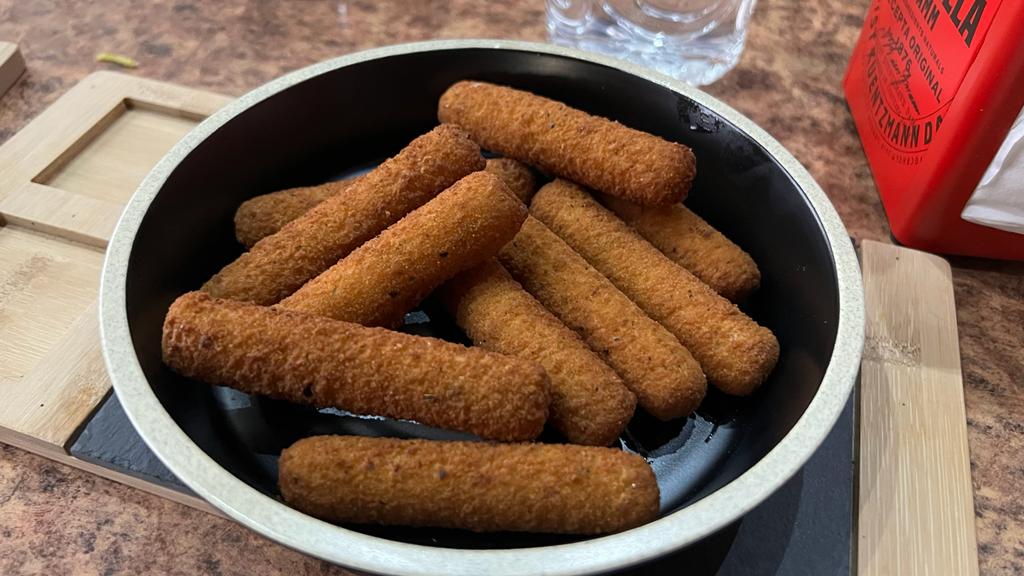 Molletveer Vermut & Tapas — Comida y bebida