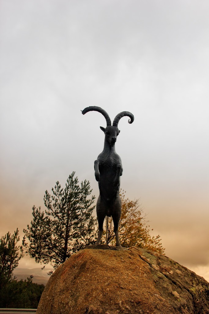 Monumento a la Cabra Montes