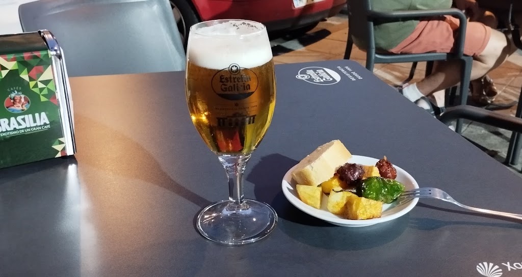 Bar CANONES Y TAPONES — Comida y bebida
