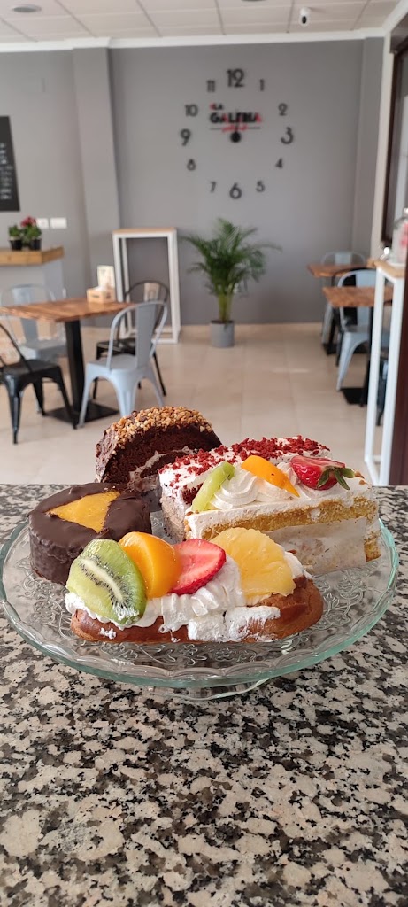 Gastro-Cafe La Galeria — Comida y bebida