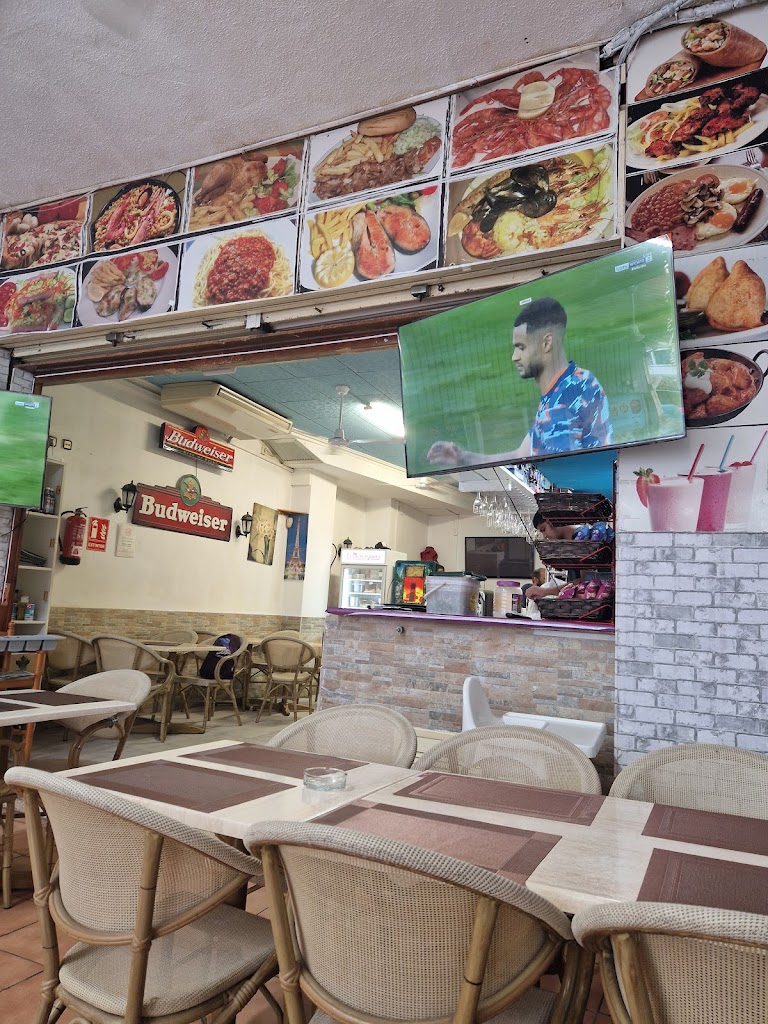 Eat Well Bar & Restaurant — Ambiente
