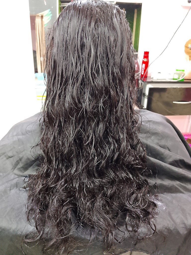 Looks Glow Unisex Family Salon