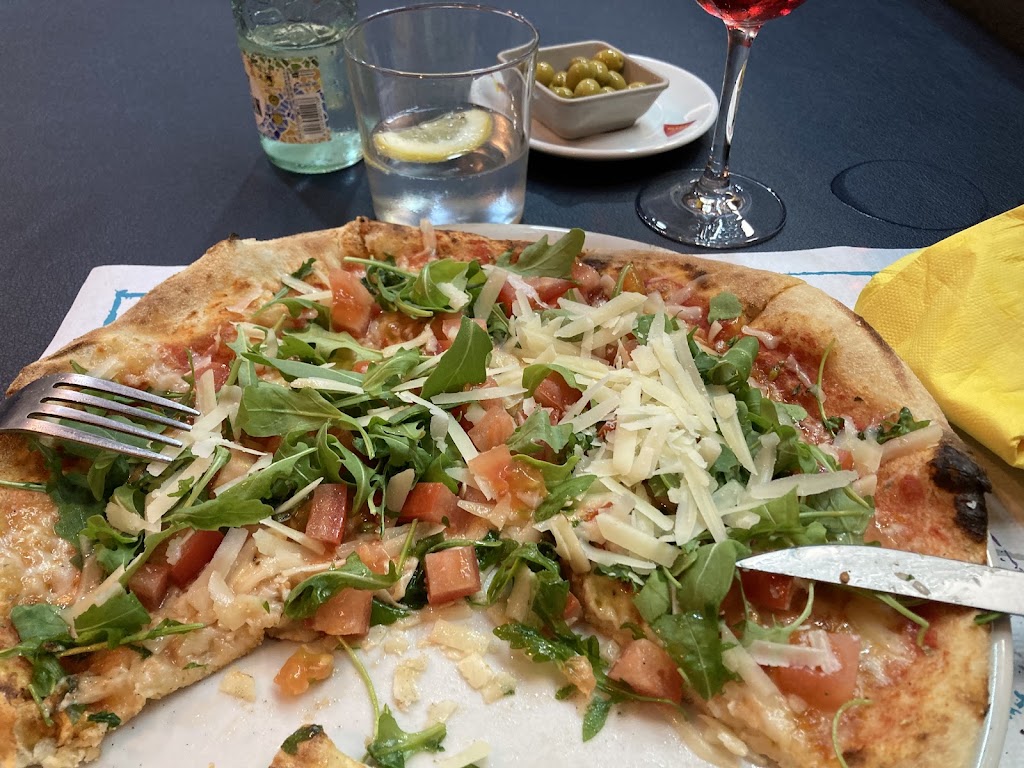 Gino Pizza — Comida y bebida