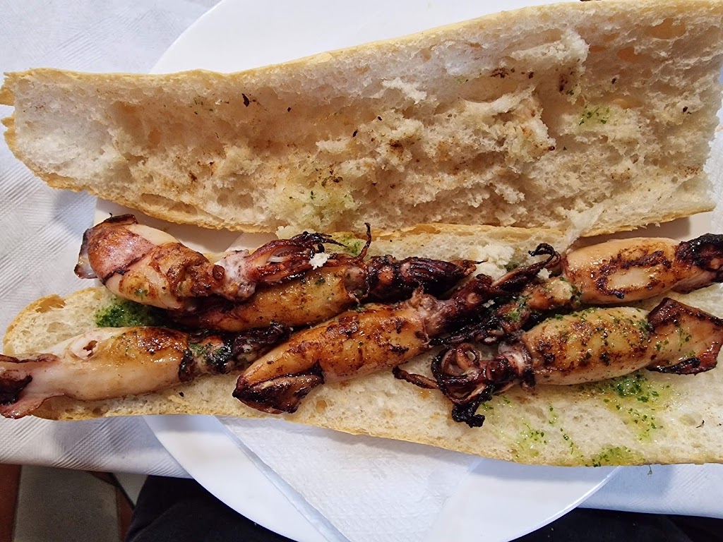bar cerveceria hamburgueseria emilio — Comida y bebida