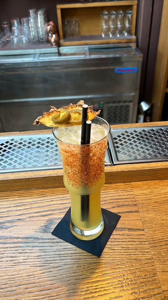 Garnish Cocktail Bar and Gin Club — Comida y bebida